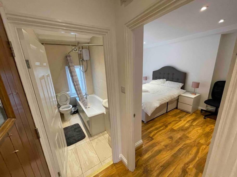 Comfortable 1 Bedroom And Double Sofa Bed Flat London Ngoại thất bức ảnh