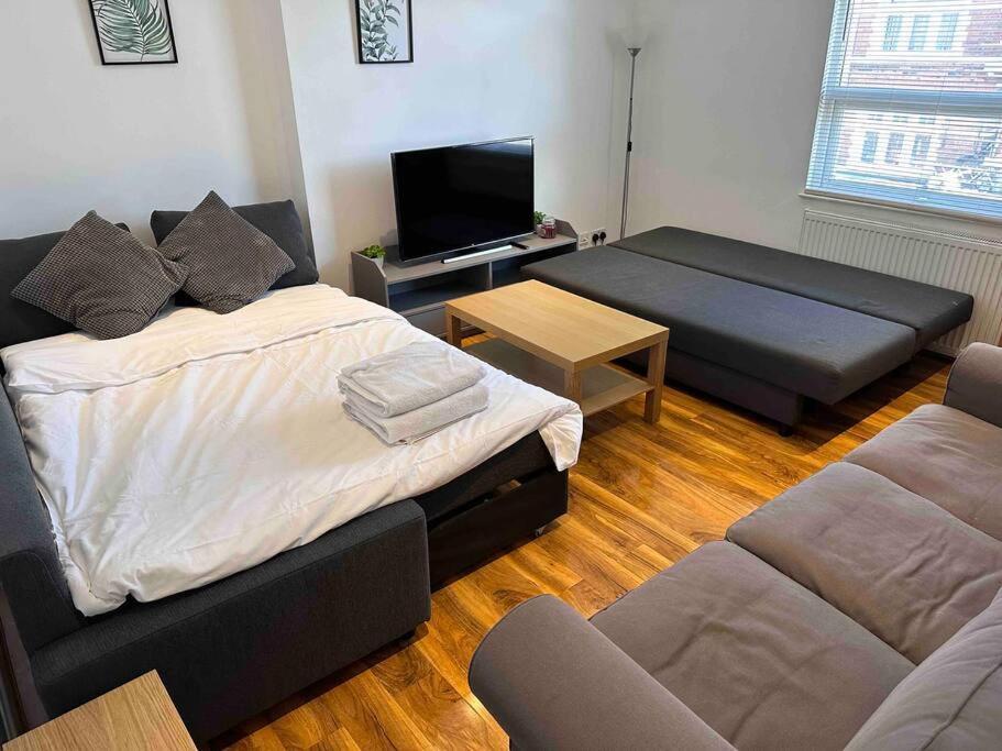 Comfortable 1 Bedroom And Double Sofa Bed Flat London Ngoại thất bức ảnh